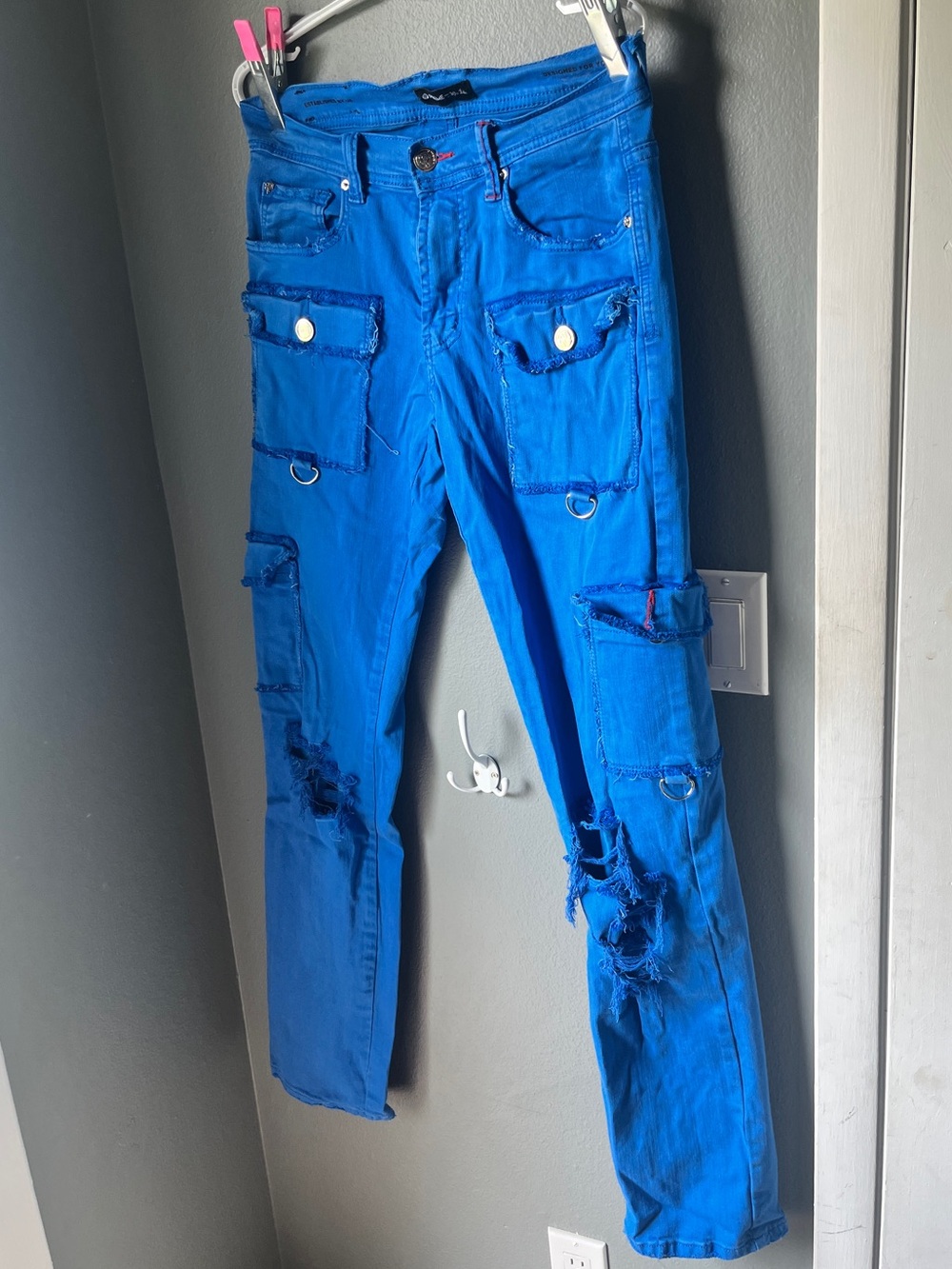 Slim Straight Men’s Cargo Jeans in Bright Blue